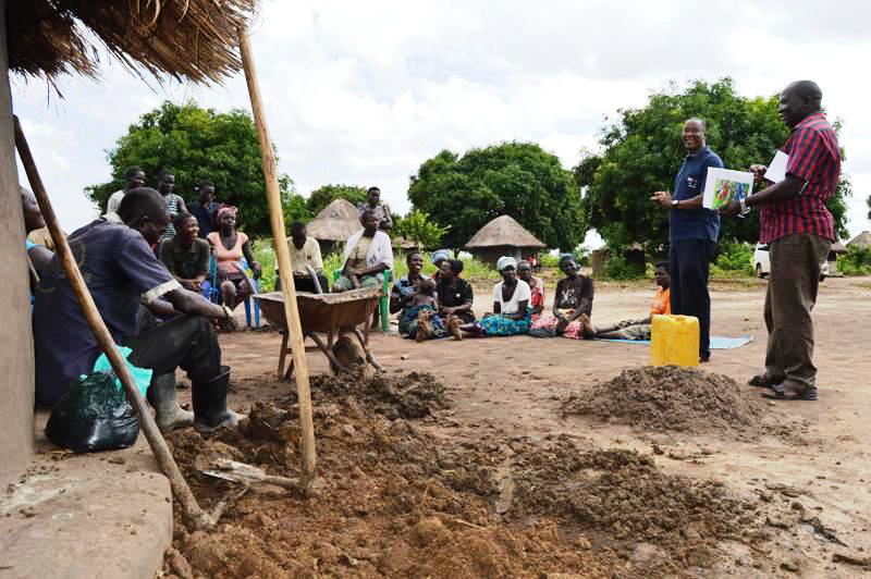 16. ULN extention workers training farmers on improved soil management in Northern Uganda.
